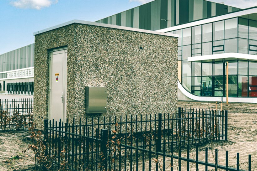 betreedbaar transformatorstation voor hek