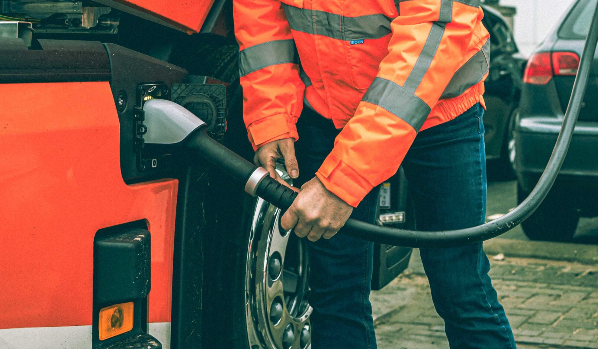 Vrachtwagen elektrisch opladen.